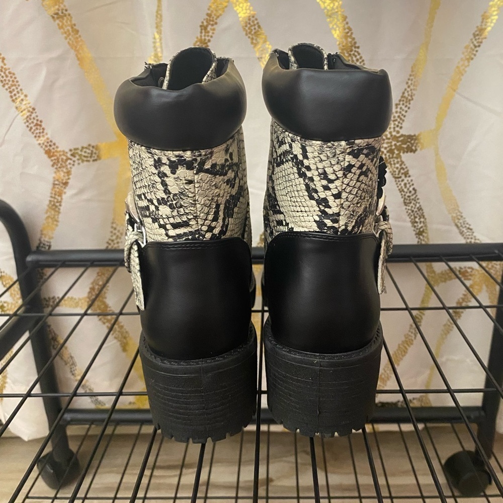 Women’s Qupid Tressa Stone and Black Snake Skin Boot Sz 8 - Picture 6 of 6
